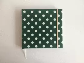 VERDE CON LUNARES BLANCOS