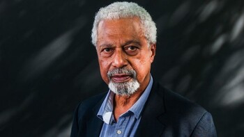 Premio Nobel: quién es Abdulrazak Gurnah, el primer autor africano negro en ganar el galardón en Literatura en más de 30 años